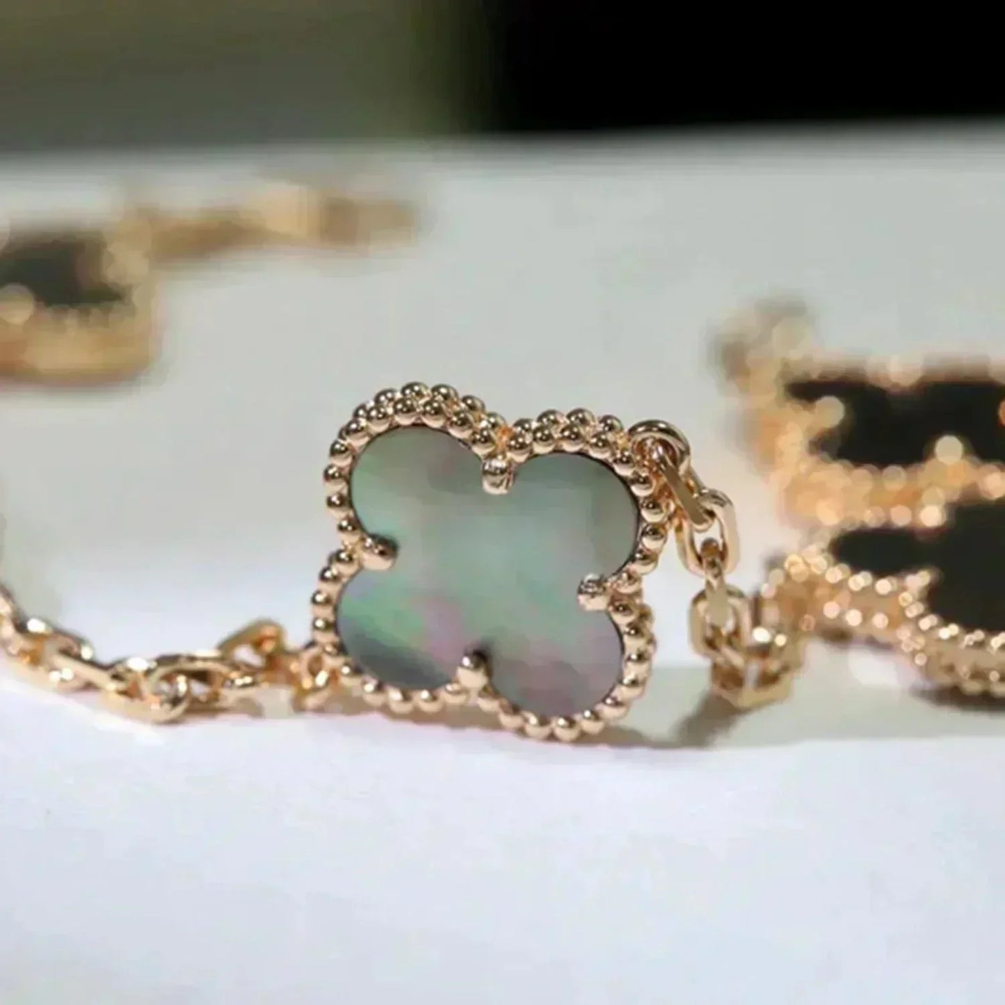 [AuraEcho]CLOVER 5 MOTIF GRAY MOP  BRACELET