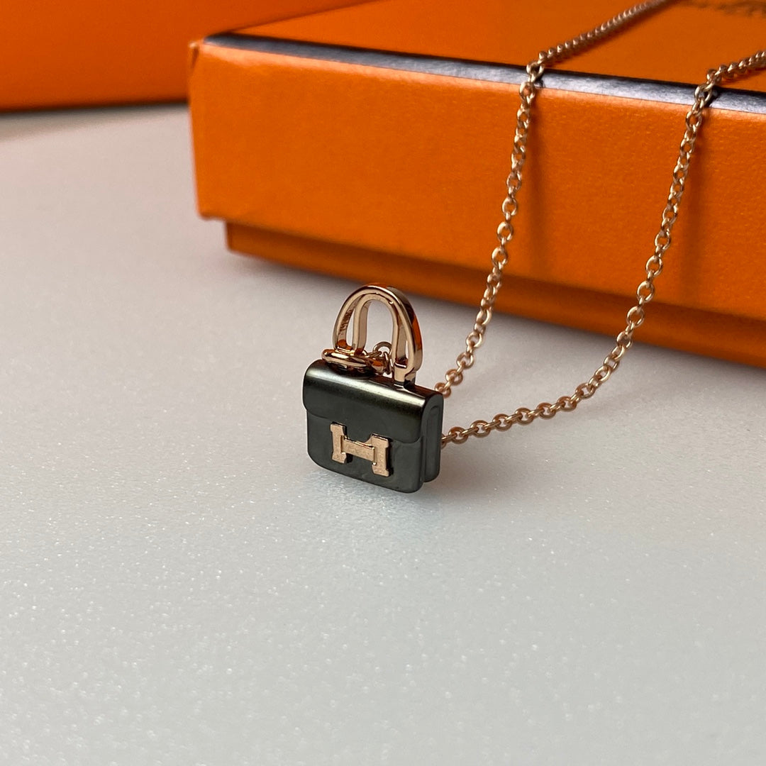 [AuraEcho]CONSTANCE BLACK PEDANT PINK GOLD NECKLACE