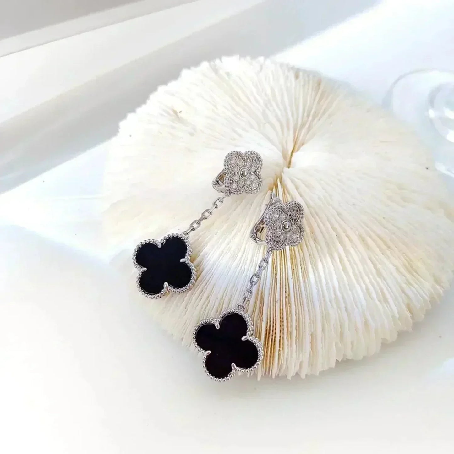 [AuraEcho]CLOVER 2 MOTIFS  DIAMOND ONYX EARRINGS SILVER