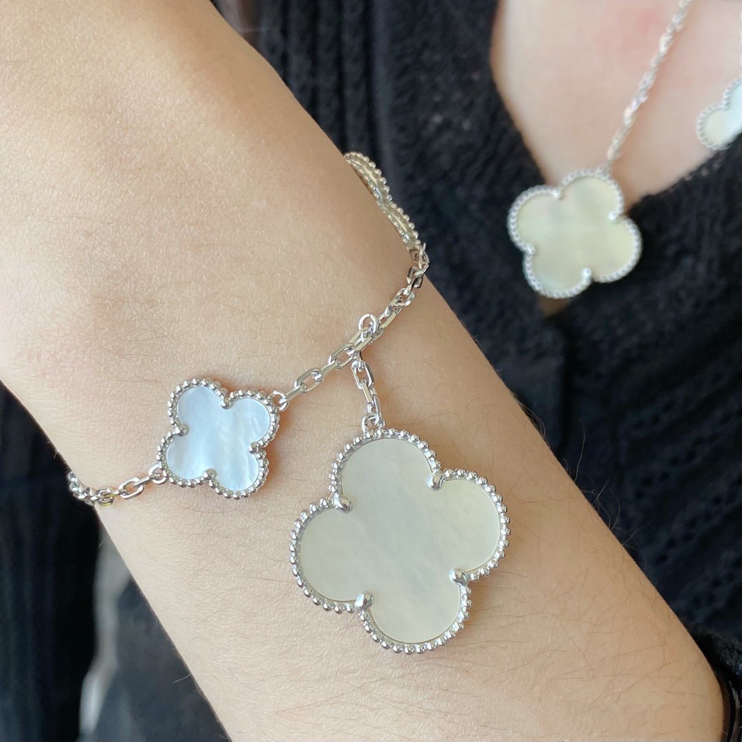 [AuraEcho]CLOVER 5 MOTIF WHITE MOP SILVER BRACELET